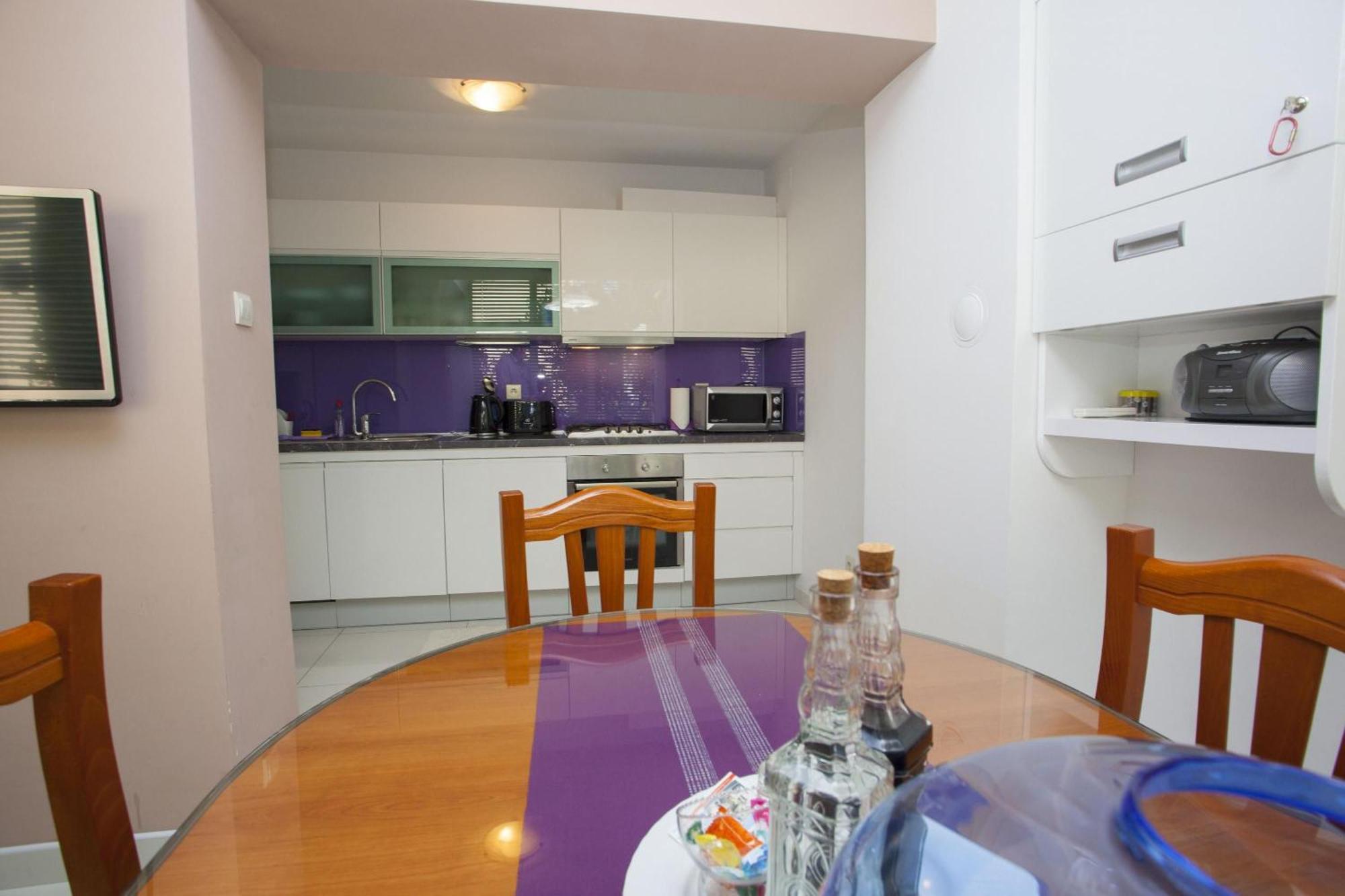 Komfortable Mit Terrasse In Bidol Apartment Makarska