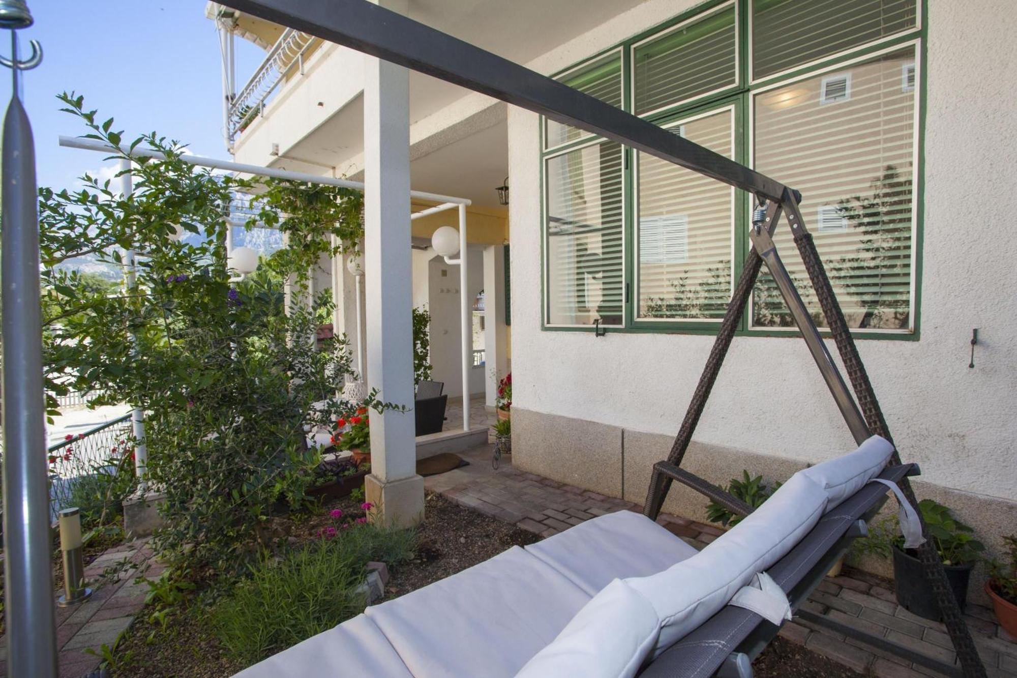 Komfortable Mit Terrasse In Bidol