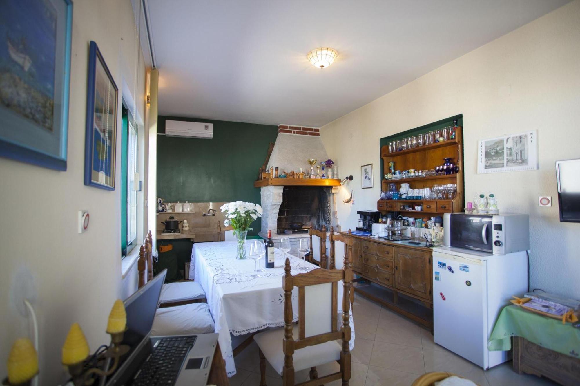 Komfortable Mit Terrasse In Bidol