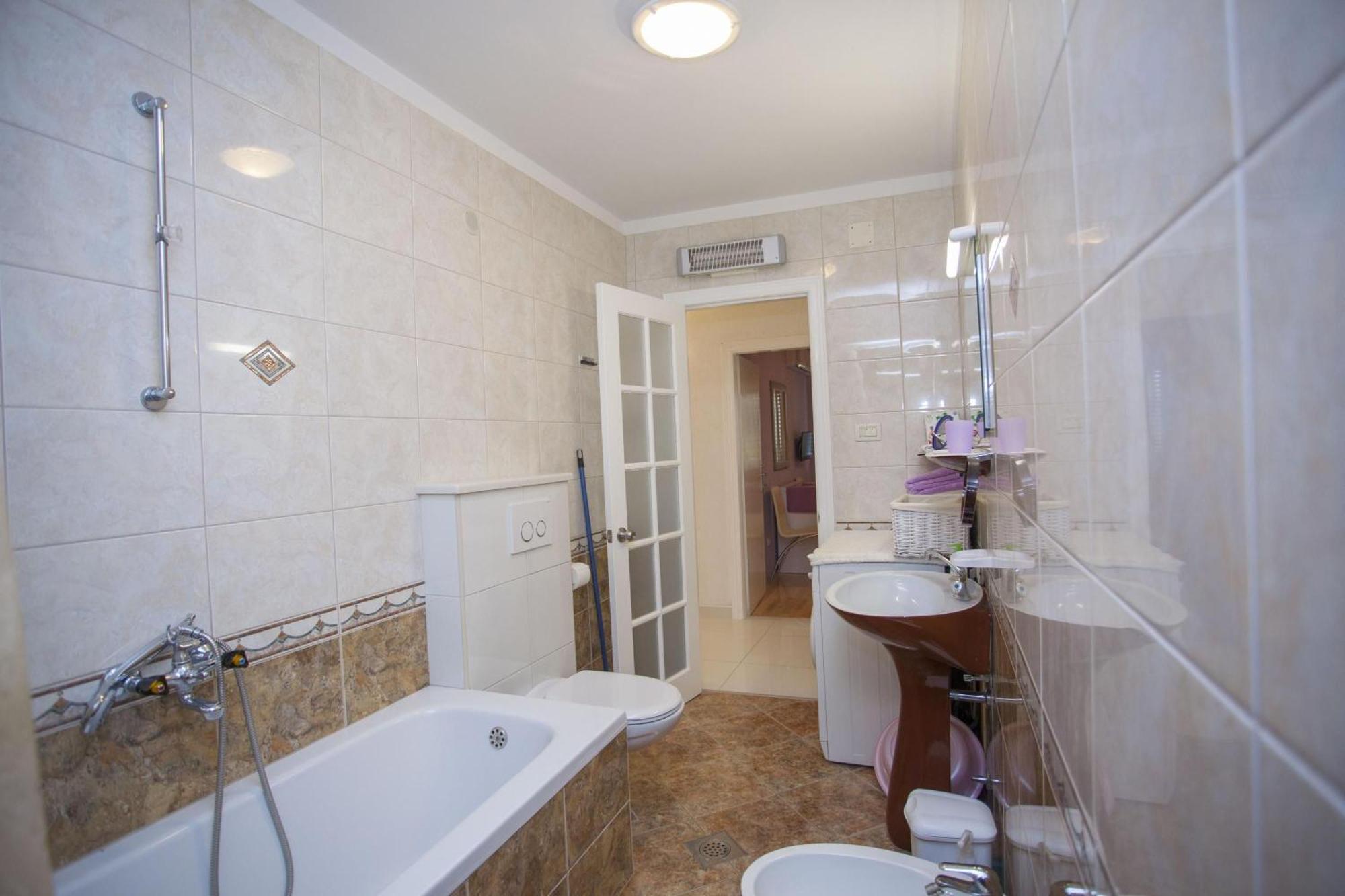 Apartment Komfortable Mit Terrasse In Bidol